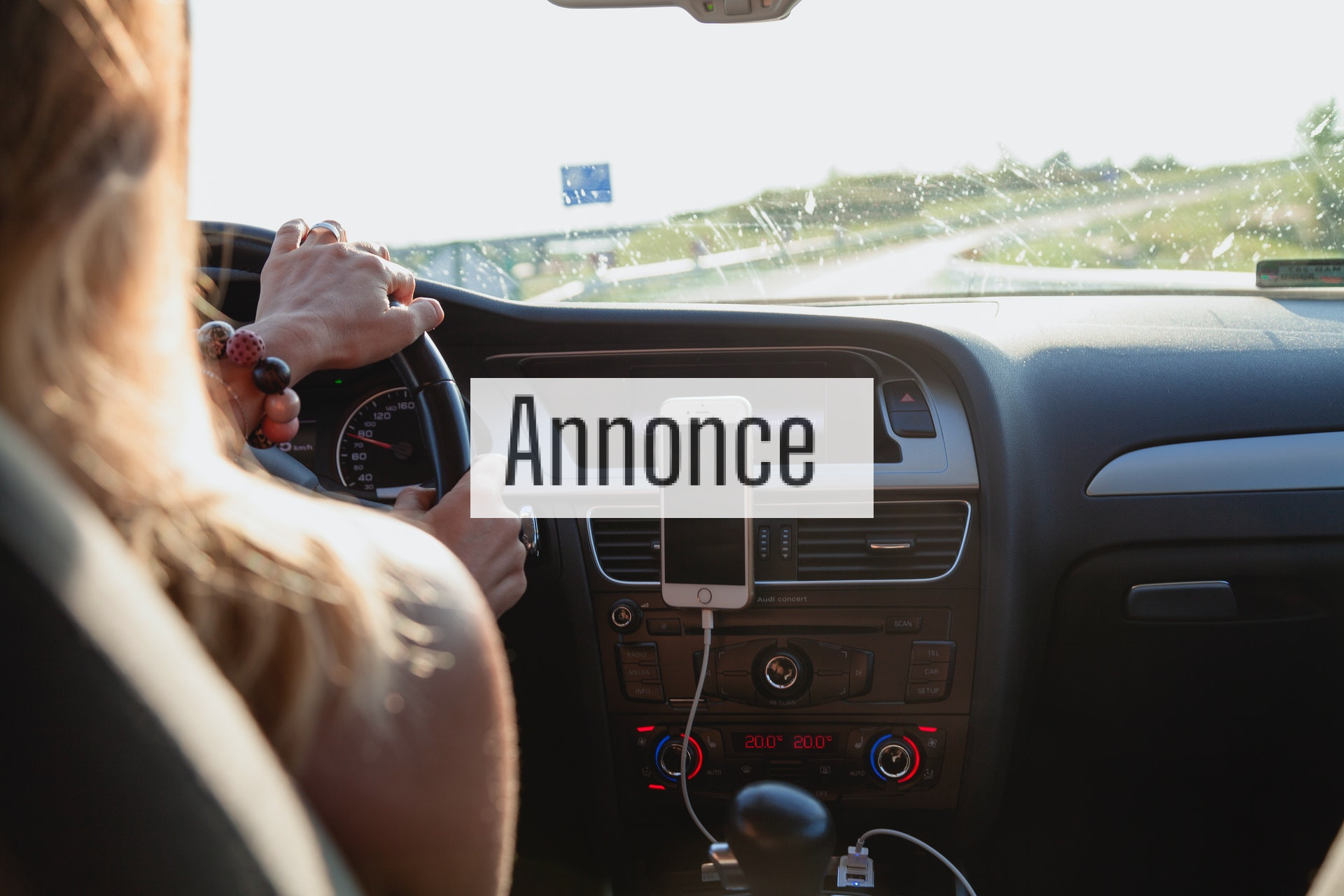 Brug lovligt din mobiltelefon til både opkald og GPS i bilen